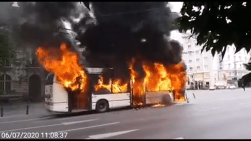 Troleibuz în flăcări în Capitală (7 iunie 2020) - foto captura video