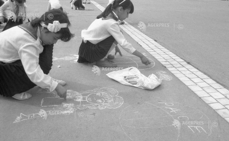 Imagini din arhiva AGERPRES: Un grup de copii participă la un concurs de desene pe asfalt, cu ocazia marcării Zilei Internaţionale a Copilului, Parcul Tineretului, Bucureşti, 1989. #DescoperăARHIVA AGERPRES Foto: (c) SORIN LUPŞA AGERPRES FOTO