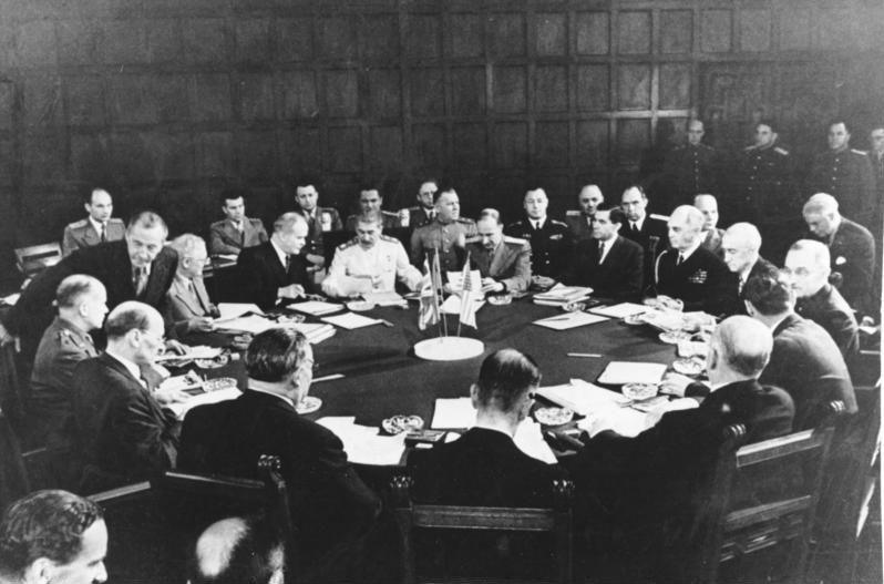 A conference session including Clement Attlee, Ernest Bevin, Vyacheslav Molotov, William D. Leahy, Joseph E. Davies, James F. Byrnes, and Harry S. Truman - foto preluat de pe en.wikipedia.org
