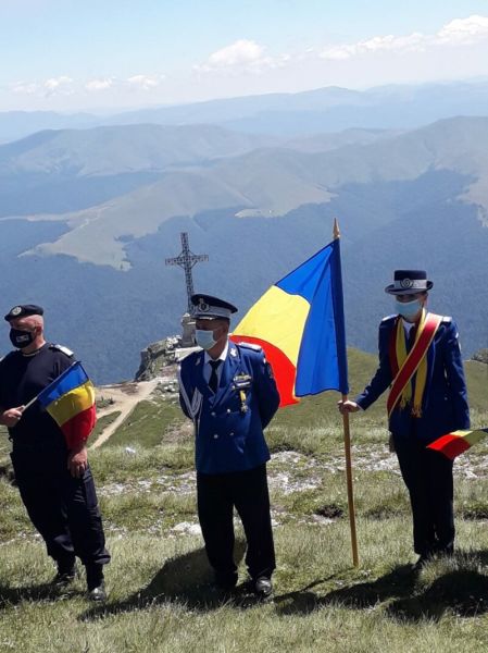Imnul României, interpretat de zeci de artişti la peste 2.000 m altitudine, lângă Crucea de pe Caraiman (29 iulie 2020 - Ziua Imnului Național al României – “Deșteaptă-te, române!”)  - foto preluat de pe romania24.ro