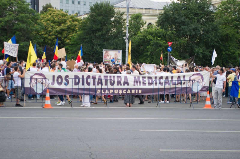 Protest in Piata Victoriei in timpul starii de alerta (12 iulie 2020) - foto preluat de pe Epoch Times România