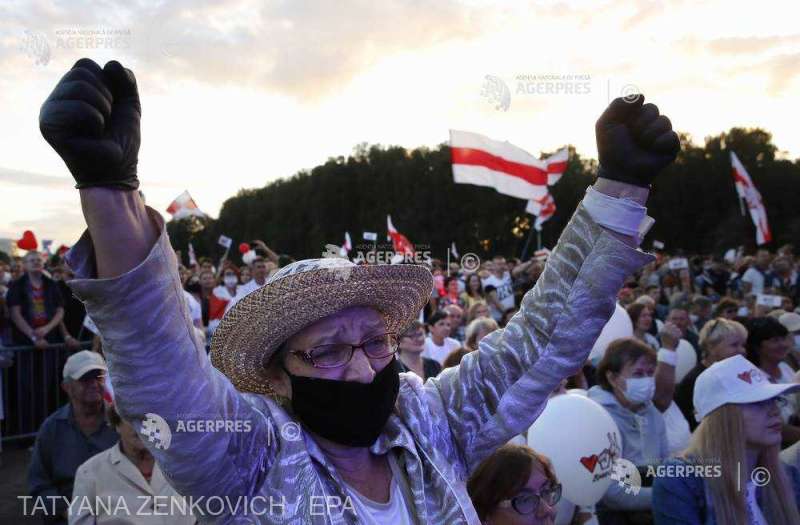 Belarus: Zeci de mii de persoane la un miting al opoziţiei, cu o săptămână înaintea alegerilor (30 iulie 2020) - foto preluat de pe www.agerpres.ro