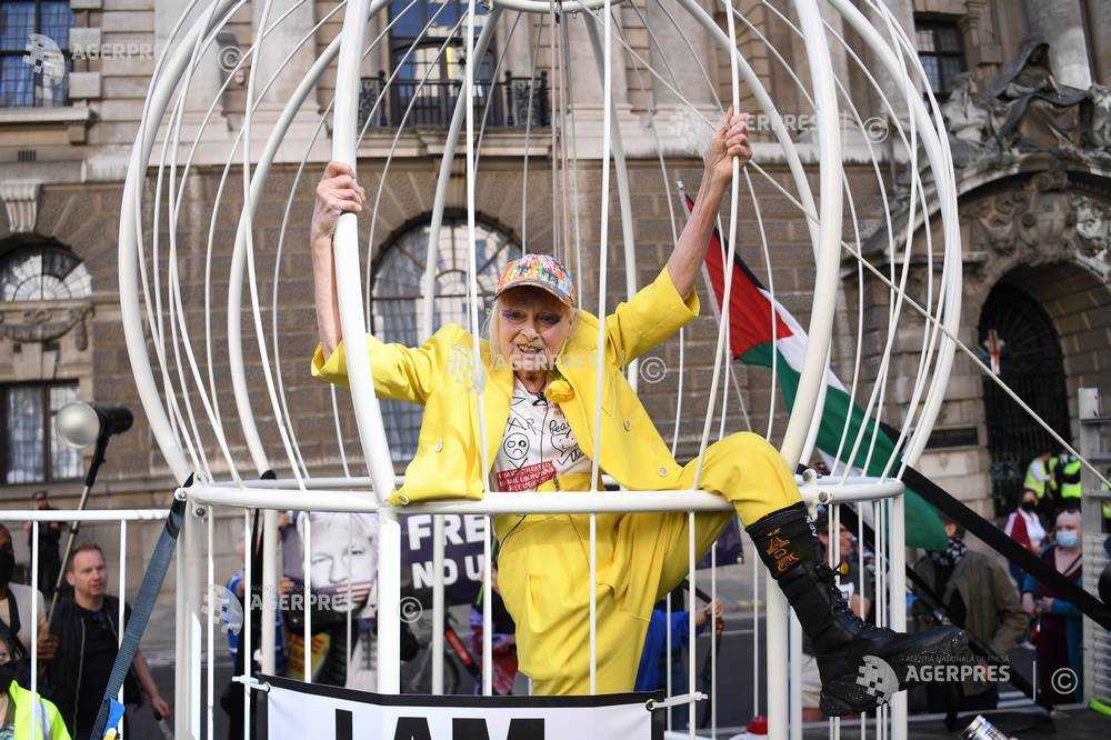 Vivienne Westwood, suspendată într-o cuşcă în cadrul unui protest pentru eliberarea lui Assange (21 iulie 2020) - Foto: (c) NEIL HALL / EPA, preluat de pe www.agerpres.ro