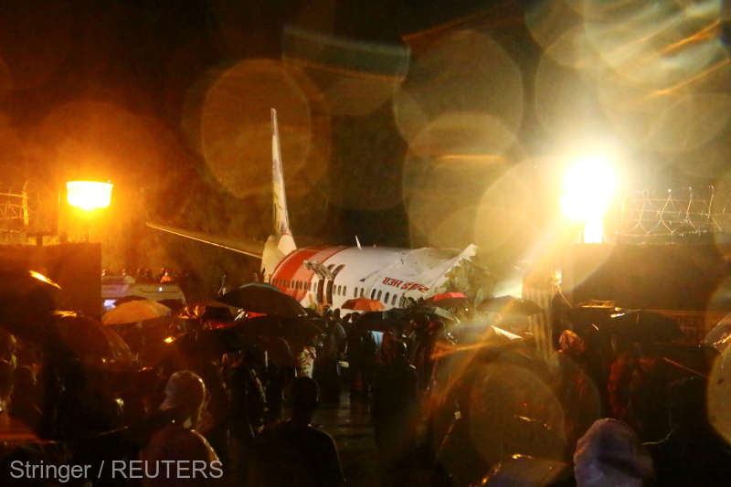 Un avion al Air India s-a rupt în două la aterizare; cel puţin 14 morţi şi 15 răniţi grav (7 iulie 2020) -  foto preluat de pe www.agerpres.ro