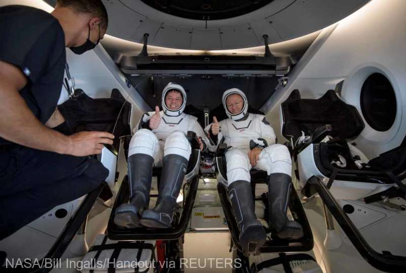 Astronauţii Robert Behnken şi Douglas Hurley s-au întors cu bine din misiune (2 august 2020) - foto preluat de pe www.agerpres.ro