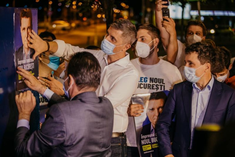28 august 2020 - Nicușor Dan: Primele minute ale campaniei electorale, primele afișe lipite împreună cu Ludovic Orban și Dan Barna, care au dat chiar și o mână de ajutor. La propriu :) - foto preluat de pe https://www.facebook.com/NicusorDan.ro/