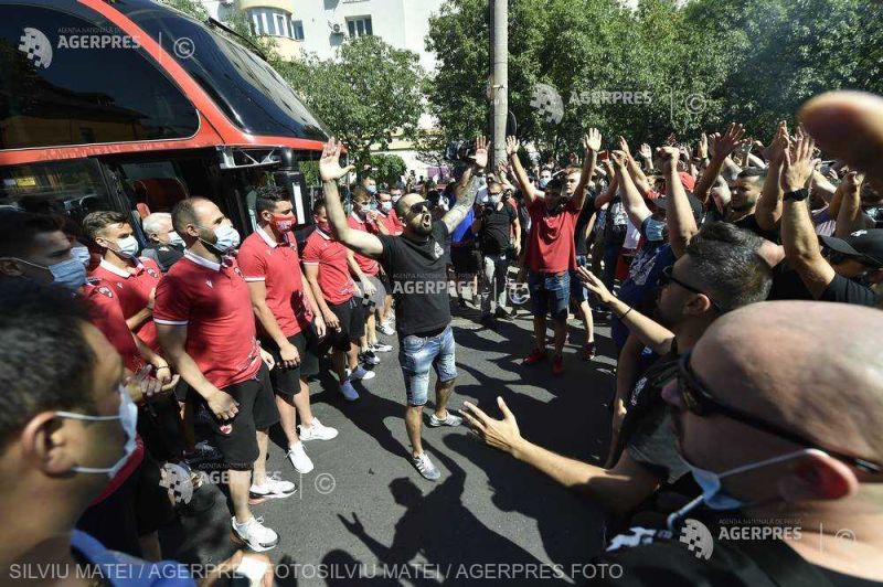 Protest al suporterilor dinamovişti faţă de decizia FRF de a nu prelungi campionatul (5 august 2020) - foto preluat de pe www.agerpres.ro
