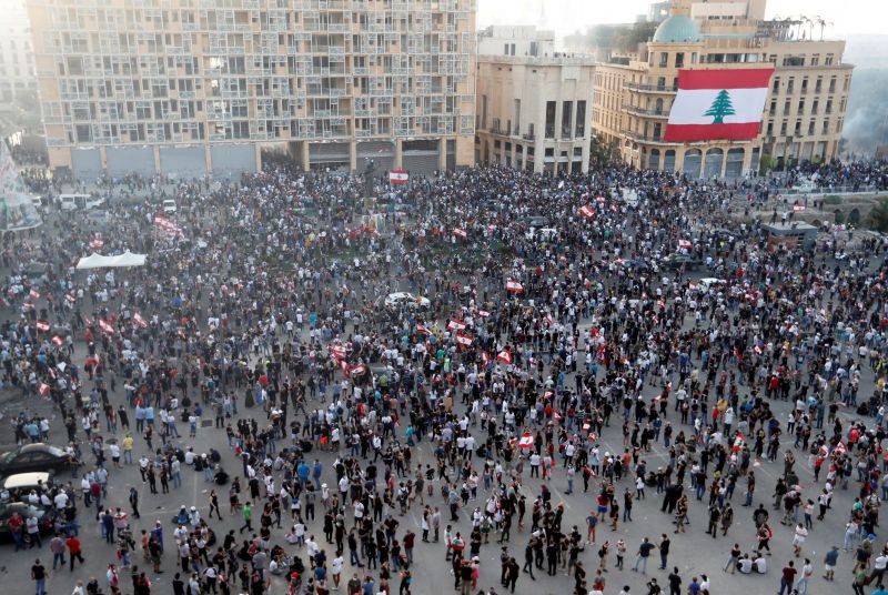 Liban: Forţele de ordine au lansat gaze lacrimogene asupra manifestanţilor care încercau să intre în parlament (8 august 2020) - Foto: (c) Thaier Al-Sudani/REUTERS, preluat de pe www.agerpres.ro