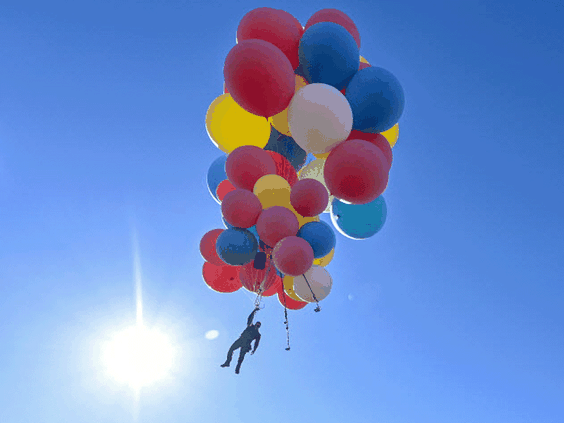 Iluzionistul David Blaine a zburat la altitudinea de peste 7.500 de metri suspendat de un mănunchi de baloane colorate (2 septembrie 2020) - PHOTO BY DAVID BECKER/GETTY IMAGES FOR YOUTUBE ORIGINALS, preluat de pe nationalpost.com