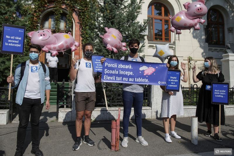 Membri ai Asociaţiei Declic, împreună cu tineri din cadrul Consiliului Naţional al Elevilor, protestează în faţa Ministerului Educaţiei folosind pancarte şi porci gonflabili zburători, faţă de modul dezastruos în care autorităţile din învăţământ au gestionat achiziţia de tablete şi laptopuri pentru elevi, Bucureşti, 14 septembrie, 2020 - Foto: (c) Inquam Photos/Octav Ganea via REUTERS, preluat de pe www.facebook.com/AGERPRES