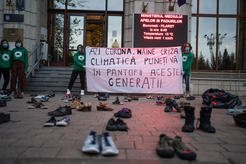 Activiştii Fridays for Future Romania la intrarea în Ministerul Mediului (25 septembrie 2020) - foto preluat de pe https://www.facebook.com/FridaysForFutureRomania