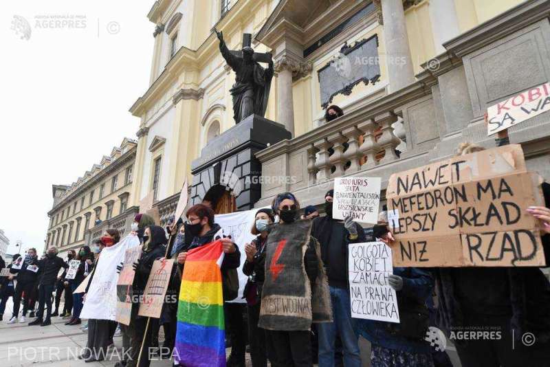 Manifestaţii contra interdicţiei avortului au avut loc duminică în numeroase oraşe poloneze (25 octombrie 2020) - foto preluat de pe www.agerpres.ro