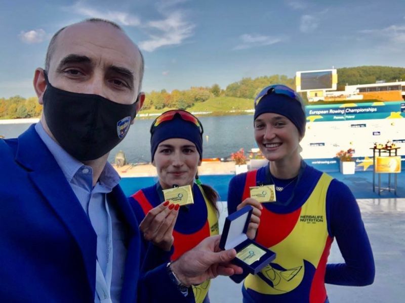 Federatia Romana De Canotaj - Așa arată medaliile de AUR obținute de Simona Radis și Ancuta Bodnar în proba de dublu vâsle feminin (W2x), Finala A din cadrul Campionatelor Europene de Canotaj de la Poznan (Polonia, 11 octombrie 2020) - foto preluat de pe www.facebook.com/Federatia-Romana-De-Canotaj