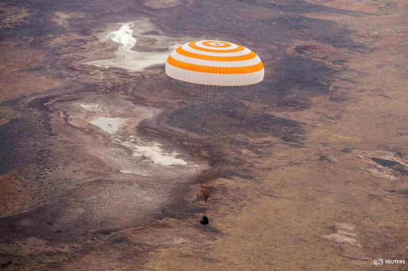 Capsula Soyuz MS-16, avându-i la bord pe astronauţii Christopher Cassidy (NASA), Anatoly Ivanishin şi Ivan Vagner (Rusia-Agenţia Spaţială Roscosmos), în procedură de aterizare în stepa kazahă din regiunea Zhezkazgan, 22 octombrie, 2020 - Foto: (c) Cristian Mallocci/Handout via REUTERS - preluat de pe www.facebook.com/AGERPRES