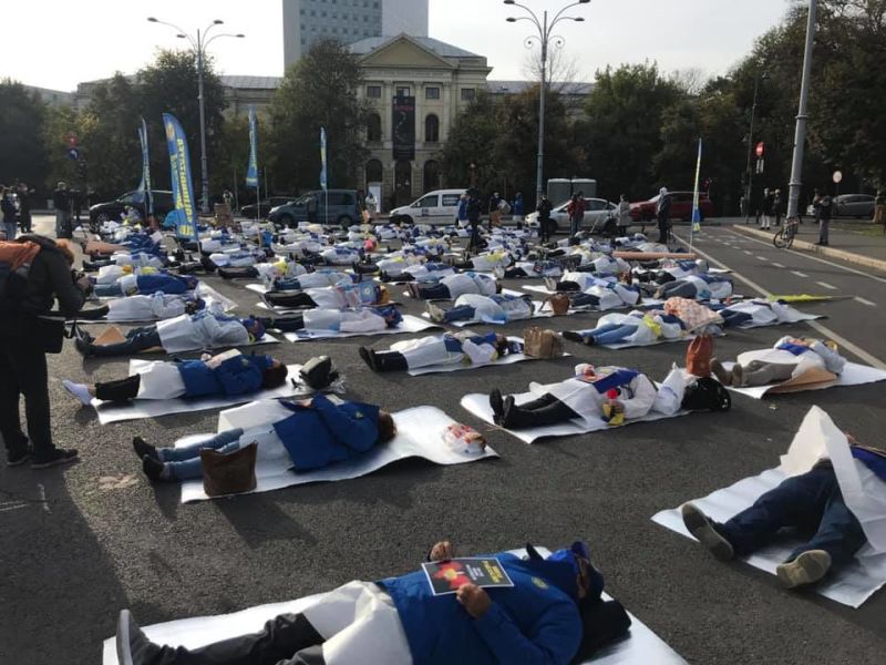 Astăzi, 5.XI.2020, reprezentații Federației „Solidaritatea Sanitară” protestează în fața Guvernului - foto preluat de pe www.facebook.com/solidaritatea.sanitara