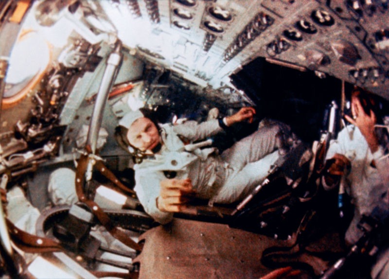 Apollo 8 (December 21, 1968 - December 27, 1968) - Still from film of the crew taken while they were in orbit around the Moon. Frank Borman is in the center - foto preluat de pe en.wikipedia.org