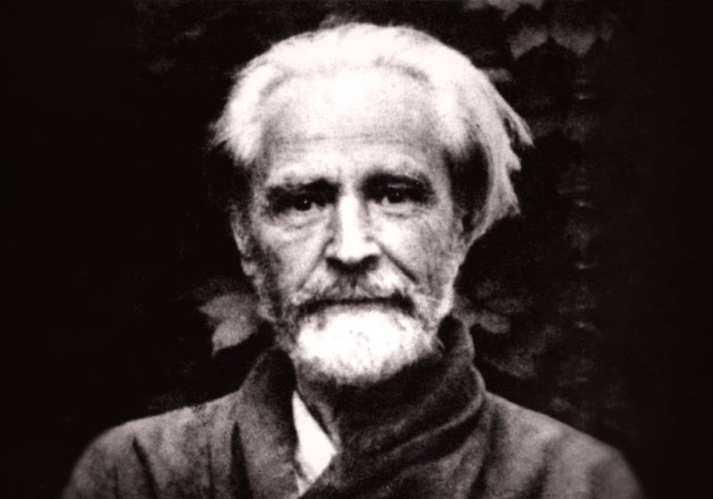 Vasile Voiculescu (pseudonim literar: V. Voiculescu, n. 13 octombrie 1884, Pârscov, Buzău, România – d. 26 aprilie 1963, București, România) a fost un scriitor și medic român. În domeniul literar s-a distins în principal ca poet, dramaturg și prozator - foto preluat de pe ziarullumina.ro