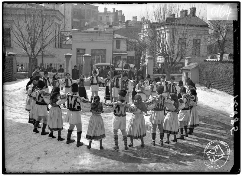 Horă în curtea Fundației Culturale Regale „Principele Carol”
Necunoscut, ian 1930 - sep 1940, Muntenia - Sursa foto: Arhiva de Imagine MȚR - Colecția Oroveanu (O-164) ---> https://bit.ly/3qNRhEF, preluat de pe www.facebook.com/MuzeulTaranului