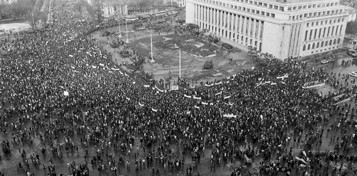 Demonstratia din 28 ianuarie 1990 si, apoi, ziua de 29 ianuarie 1990, in Palatul Victoria - foto © de Emilian Săvescu, preluat de pe www.ziaristionline.ro