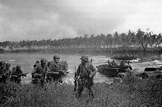 Campania din Insulele Amiralității (29 februarie–18 mai 1944) Primul val de militari americani a debarcat la Los Negros, Insulele Amiralităţii la 29 februarie 1944 - foto preluat de pe ro.wikipedia.org