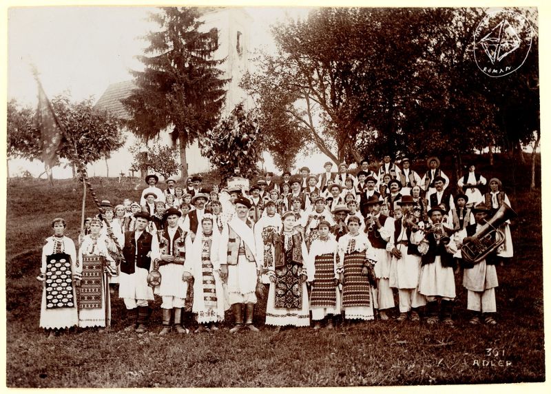 Sursa foto: Arhiva de Imagine MȚR - Colecția MAP | Nuntă în Banat cu lăutari, fotograf Leopold Adler, 1872-1924 (MAP-1803 - preluat de pe www.facebook.com/MuzeulTaranului