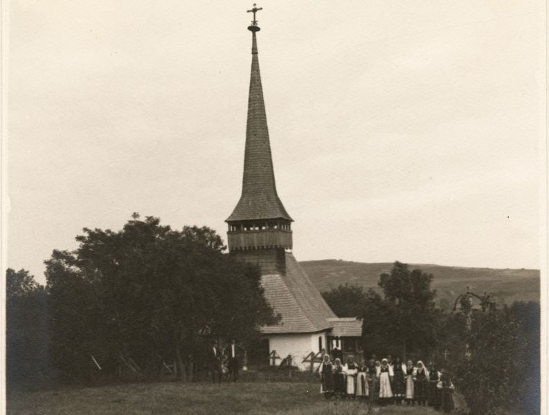 Biserică din lemn, zona Turda, Cluj (K-1642) - Sursa foto: Arhiva de Imagine MȚR - Colecția Kiruleanu - preluat de pe www.facebook.com/MuzeulTaranului