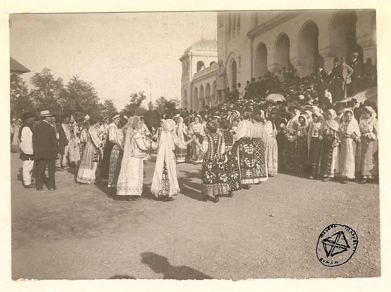 Horă în Muscel, 1880-1940 (MAP-615) - Sursa foto: Arhiva de Imagine MȚR - preluat de pe www.facebook.com/MuzeulTaranului