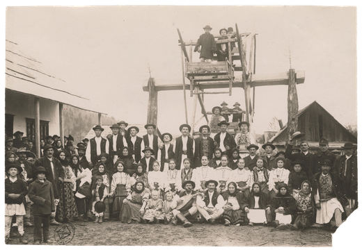 Grup de țărani lângă un scrânciob - Atelier Adler (Orăștie / Broos / Szászváros), 01 ian 1910 - 31 dec 1940, Moldova - foto preluat de pe arhiva.muzeultaranuluiroman.ro