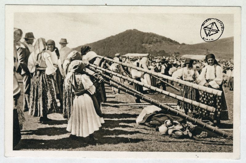 Sursa foto: Arhiva de Imagine MȚR - Colecția MAP | Târgul de fete de pe Muntele Găina, Munții Apuseni, 1880-1940 (MAP-928) - preluat de pe www.facebook.com/MuzeulTaranului