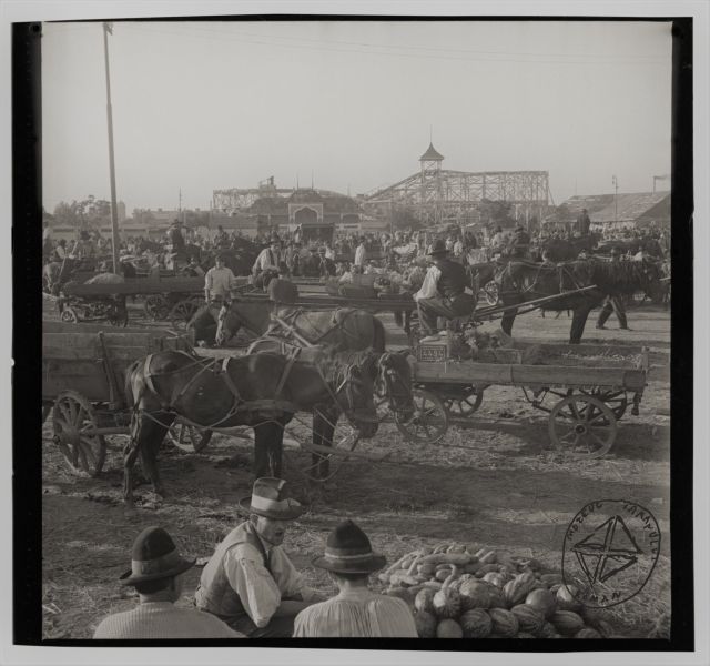 Sursa foto: Arhiva de Imagine MȚR - Colecția Aurel Bauch | Negustori la Târgul Moșilor, București, 1937-1942 (BA-576)
-----> https://bit.ly/3fXWkKx  -foto preluat de pe www.facebook.com/MuzeulTaranului