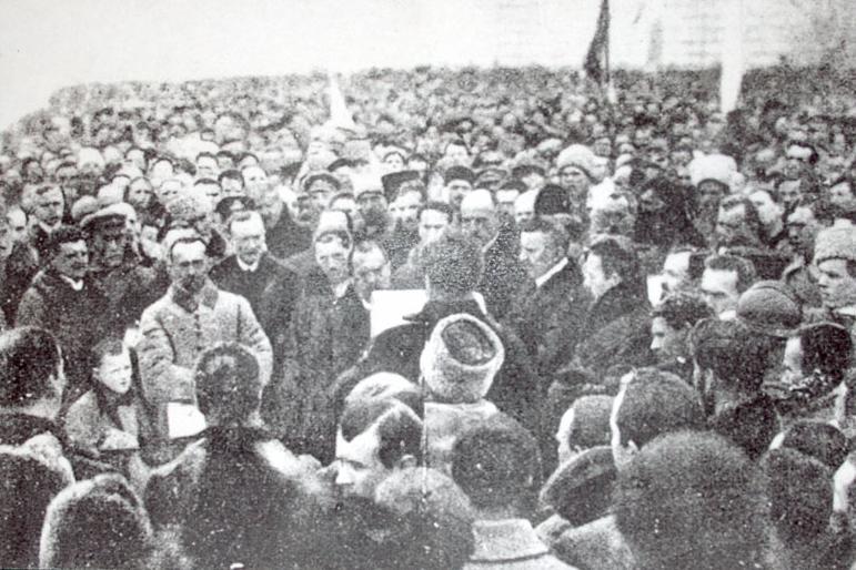 Semnarea Actului Zlukî (Actul de unificare a UPR și ZUNR) , în  Piața Sf. Sofia din Kiev (22 ianuarie 1919)  - foto preluat de pe en.wikipedia.org
