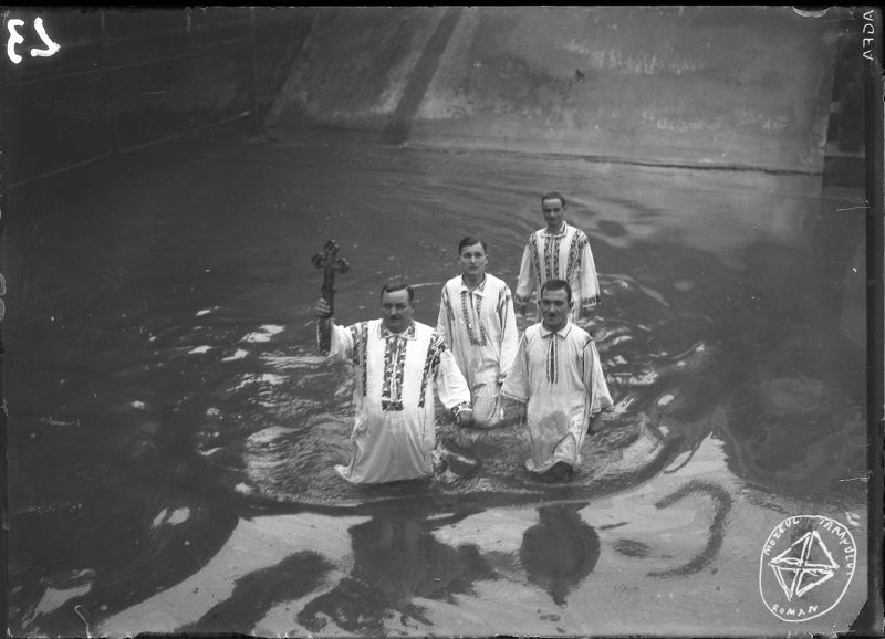 Sursa foto: Arhiva de Imagine MȚR - Colecția Iosif Berman | Sfințirea apei la Bobotează (B-6370) - preluat de pe www.facebook.com/@MuzeulTaranului/