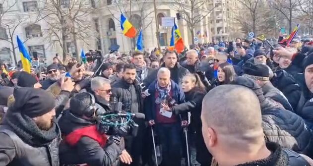 22 februarie 2025 - Ziua marelui protest anunţat de Călin Georgescu, AUR şi POT / CG a apărut în cârje flancat de bodyguarzi