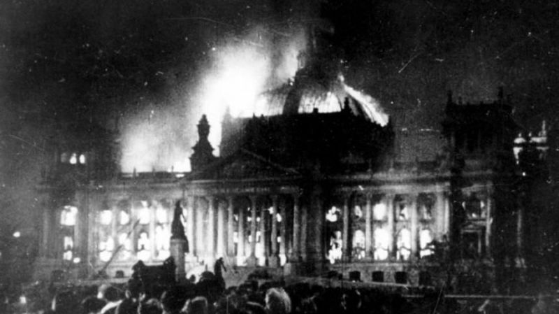 Clădirea Reichstagului în flăcări (27 februarie 1933) - foto preluat de pe historia.ro