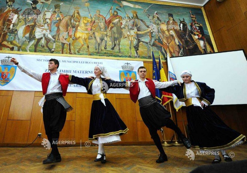9 februarie - Ziua Limbii Elene (Membrii Uniunii Elene din Romania sustin un moment artistic in cadrul spectacolului cultural - artistic, prilejuit de celebrarea in plan international a Zilei Limbii Materne, organizat de Primaria Sectorului 4) - foto preluat de pe agerpres.ro
