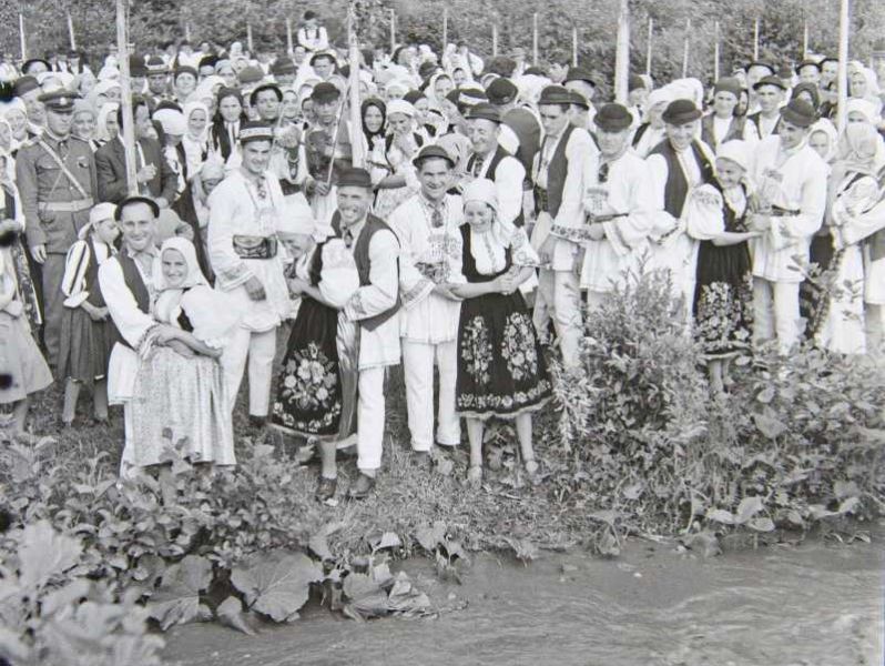 "Udatul Nevestelor" de la Hodac (în a doua zi de Rusalii) - foto preluat de pe agerpres.ro